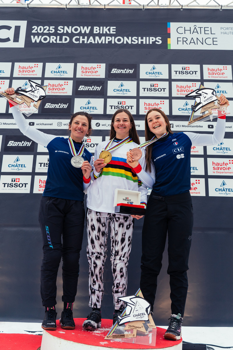 Lisa Baumann, championne du monde de snowbike en super-G, prouve encore qu'elle est aussi à l'aise quand elle doit rouler sur la neige avec son vélo (photo : UCI).