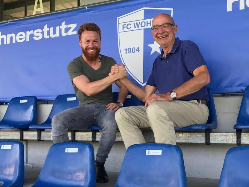 Dylan Stadelmann (à gauche) et le président du FC Wohlen Lucien Tschachtli.