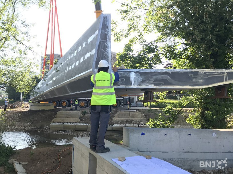 Les ouvriers se sont affairés tôt ce mardi matin pour mener à bien la pose de la passerelle.