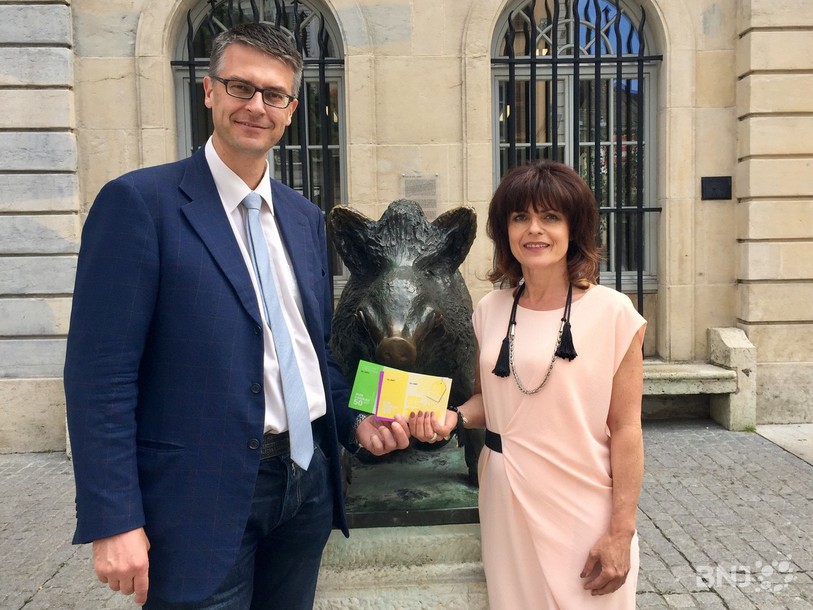 Le maire de Porrentruy, Pierre-Arnauld Fueg et la présidente de l'Union des commerces d'Ajoie, Thérèse Michel posent avec des bons UCA.
