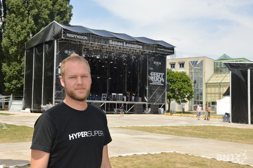 Antonin Rousseau, le directeur et programmateur de Festi’neuch, devant la nouvelle scène Lacustre. 