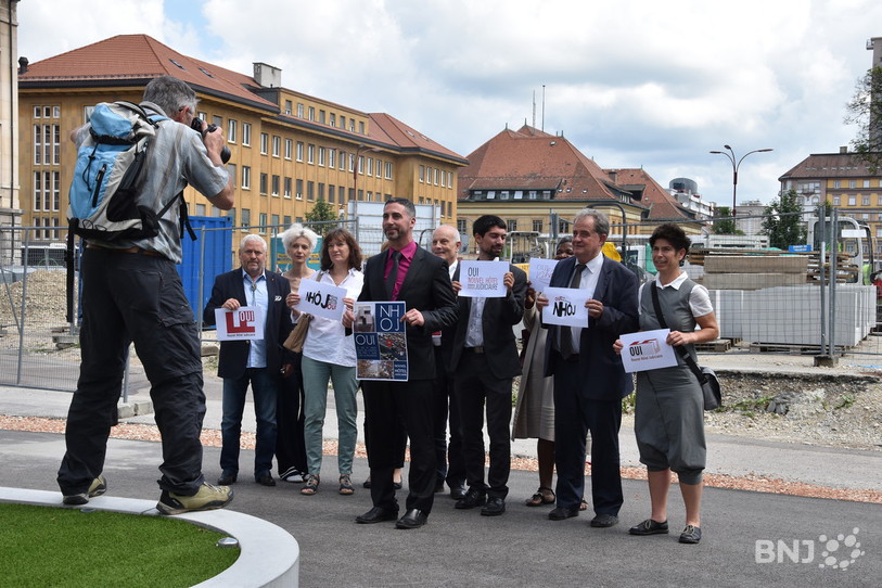 L'association Oui au NHOJ prend la pose devant l'emplacement où devrait se construire le nouvel hôtel judiciaire neuchâtelois, combattu par référendum, pour autant que le peuple l'accepte en votation le 24 septembre.