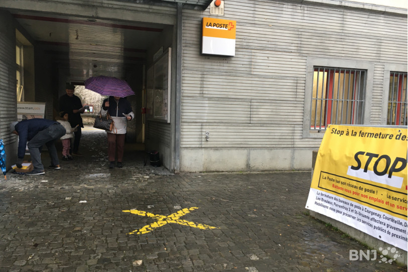 Quelques membres distribuaient des tracts devant La Poste de Chaumont à Porrentruy ce lundi.