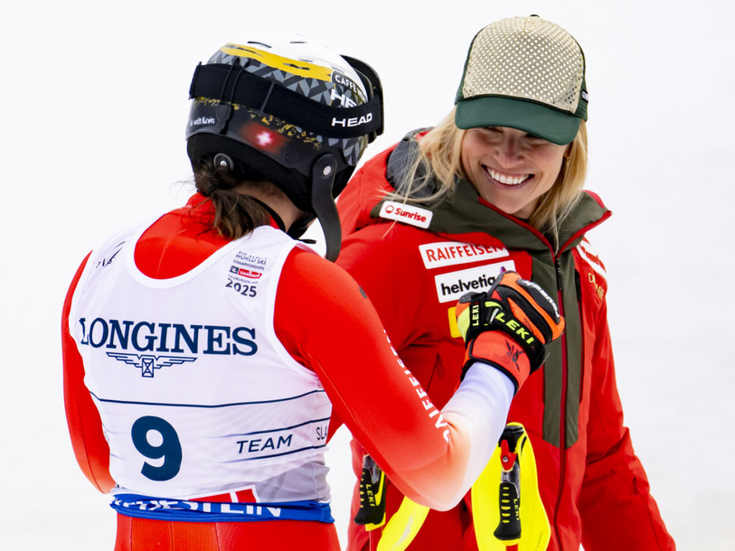 Lara Gut-Behrami et Wendy Holdener se sont parés d'argent dans le combiné par équipe des Mondiaux de Saalbach. (Photo : KEYSTONE/Jean-Christophe Bott).