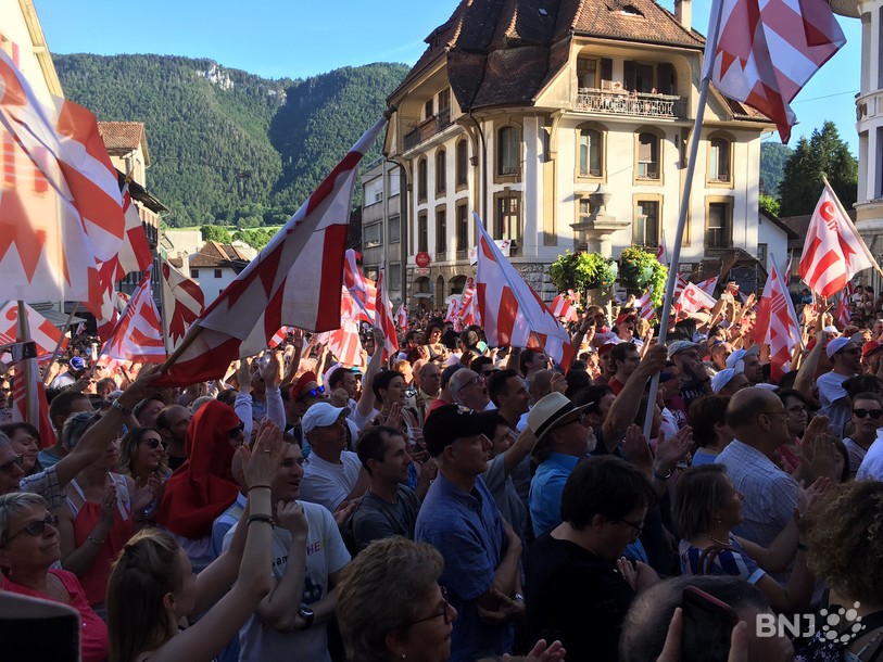 Moutier, 18 juin, foule hôtel de ville