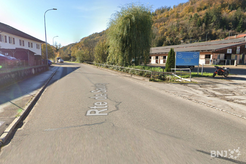 Le canal du Tabeillon passe sous la chaussée au niveau de la route de Saulcy. (Photo : Google Street View, 2022).