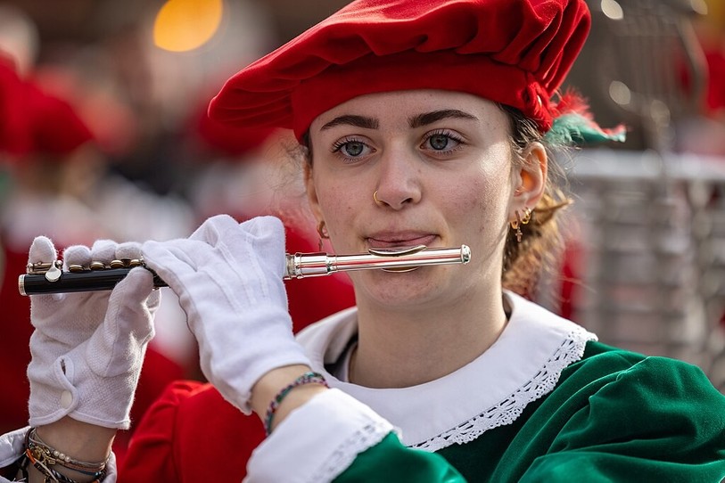 Axelle, une musicienne du Showband Les Armourins de Neuchâtel en Suisse, joue du piccolo au carnaval de Colmar en France. (Photo : wikimedia commons / AZIM KHAN RONNIE)