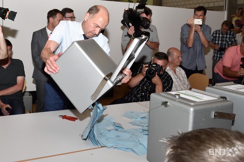 La séparation des pouvoirs est mise en doute par Irma Hirschi, qui soupçonne la Chancellerie d'État d'être intervenue auprès du Ministère public au sujet de l'instruction pénale sur le vote de Moutier