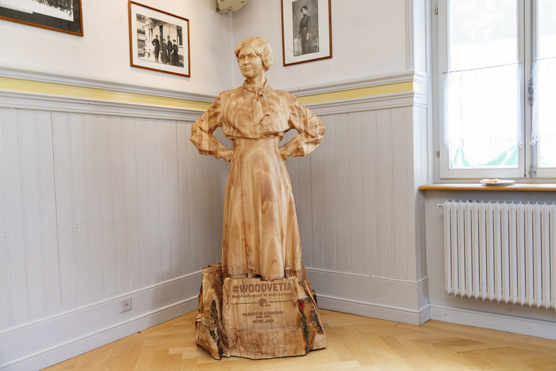 La statue de la Petite Gilberte a été réalisée avec du bois du canton. 