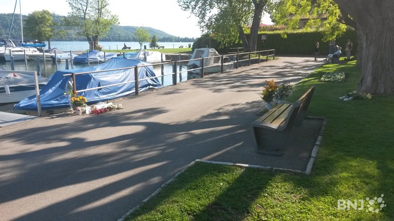 Des fleurs ont été déposées au Quai Moeckli suite au drame.