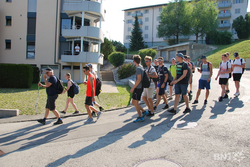 Départ de la marche en direction du Raimeux pour des élèves du CEFF.