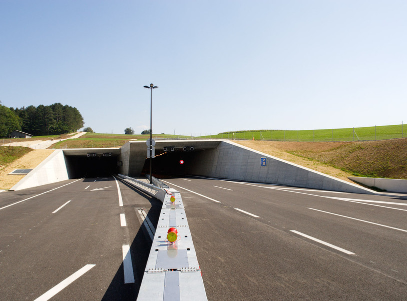 Renato Salvi a réalisé les portails des tunnels sur sol jurassien comme ici sur le tronçon du contournement de Porrentruy (photo: www.salvi-archi.ch)
