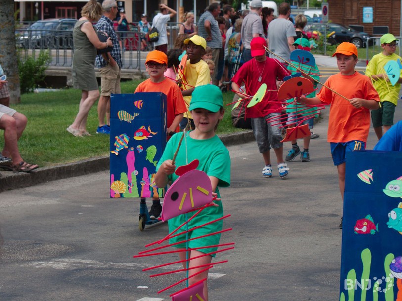 De jeunes participants du cortège de l'Abbaye de Fleurier.