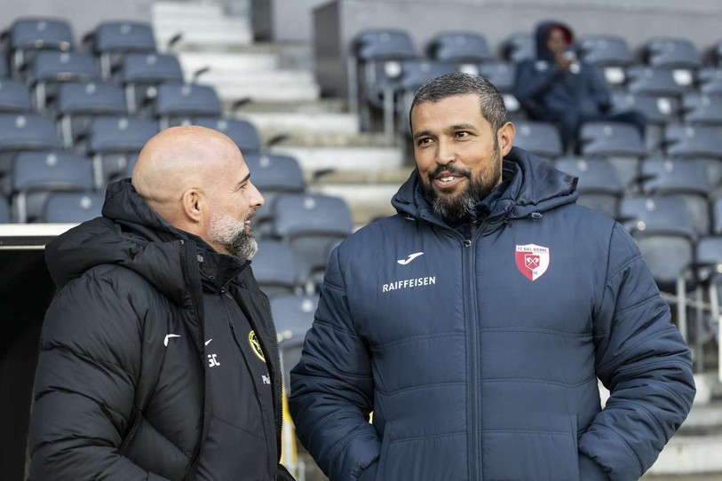 Samir Chaibeddra (à droite), ici en conversation avec Giorgio Contini, coach de YB, a hâte d'aborder les choses sérieuses. (Photo : Keystone/Alessandro della Valle)