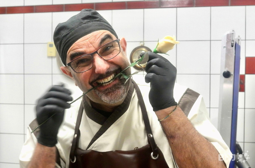 Le confiseur et chocolatier Bernard Colomb confectionne des fleurs à croquer.