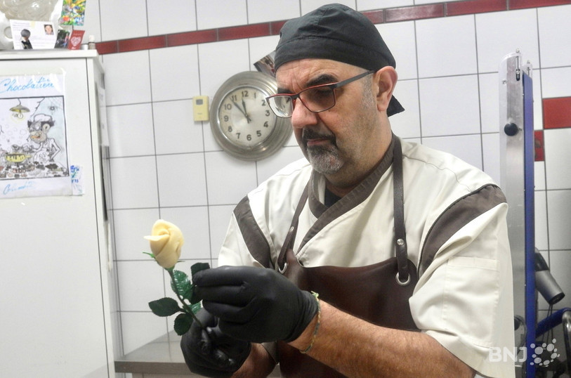 La rose en pâte d’amande est fixée sur une tige en métal