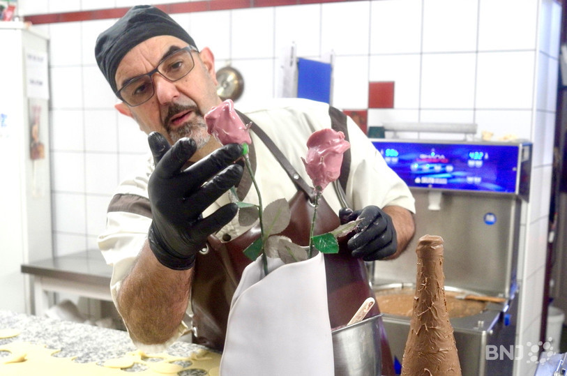 Les roses au chocolat rubis sont placées dans un vase… avant d’être dégustées !