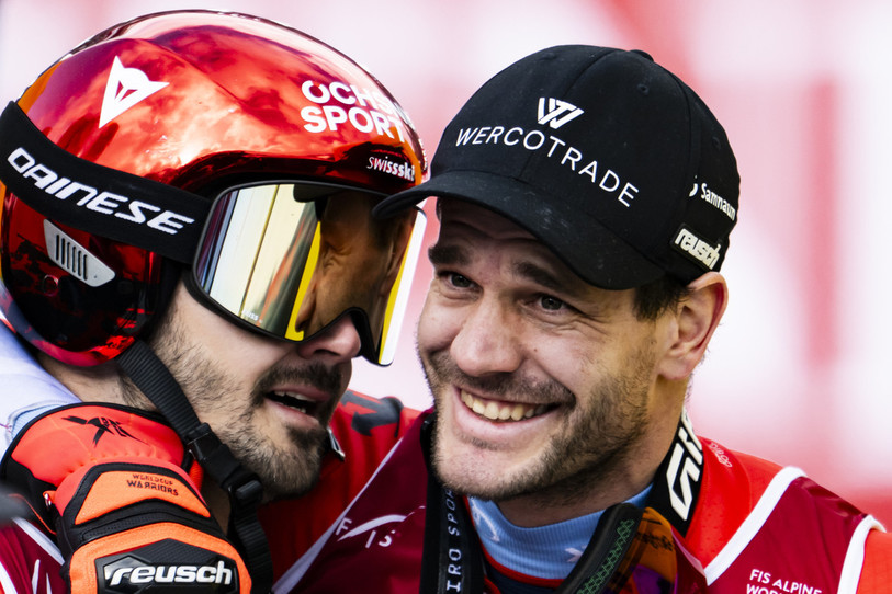 De gauche à droite : Loïc Meillard et Thomas Tumler ont remporté respectivement la troisième et deuxième place en géant aux Mondiaux de Saalbach. (Photo : KEYSTONE / Jean-Christophe Bott).