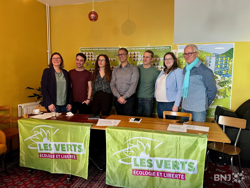 Des députés sortants entourent les coprésidents des Vert-e-s neuchâtelois.