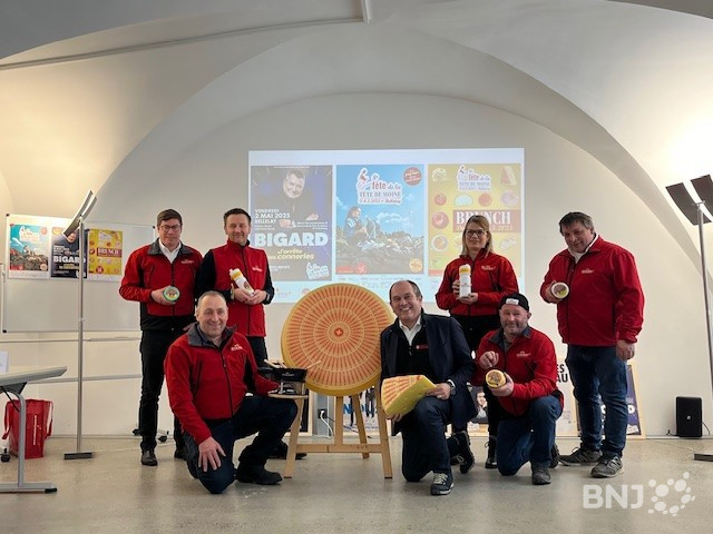 Photo de gauche à droite - derrière Martin Siegenthaler, gérant de l’Interprofession Tête de Moine, Guillaume Davot, directeur, Grand Chasseral Tourisme, Marie Jolissaint, Fondation Rurale Interjurassiene (FRIJ), Martin Kohli, Président, Chambre d’Agriculture du Jura Bernois (CAJB). De gauche à droite - devant Markus Gerber, président de la Fête, Urs Schlüchter, directeur de l’Interprofession Emmentaler Switzerland, David Gogniat, vice-Président & Président de l’Associaton des producteurs de lait Tête de Moine (APLT)