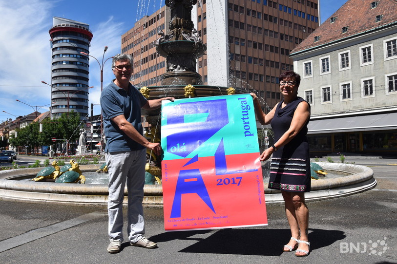 Andrea Moretti, président de Vivre La Chaux-de-Fonds et Maria Belo, représentante de la communauté portugaise de La Chaux-de-Fonds, présente l'affiche de la manifestation.