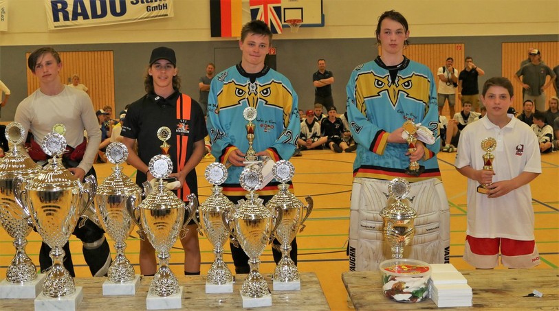 Even Helfer (2e depuis la gauche) figure dans l'équipe type du tournoi