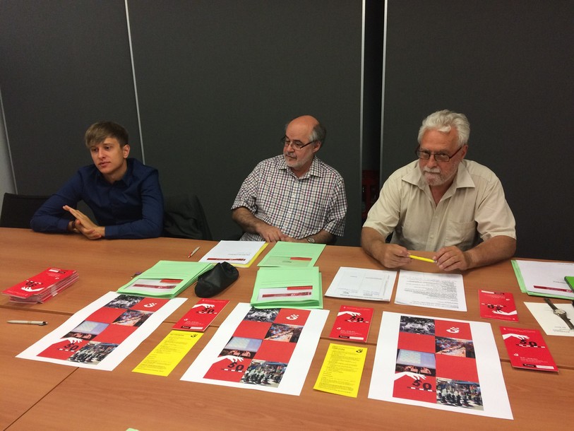 De gauche à droite, le grand maître suisse Noël Studer, le directeur technique Peter Burri  et le président du comité d'organisation Peter Bohnrnblust.