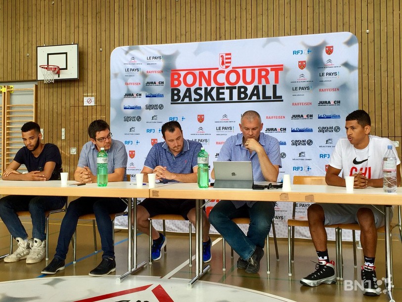 Les nouvelles recrues Marlon Kessler (à g.) et Marc Seylan entourent les deux co-présidents du BCB Stéphane Brugnerotto et Paul Vallat, ainsi que le coach Romain Gaspoz (au centre).