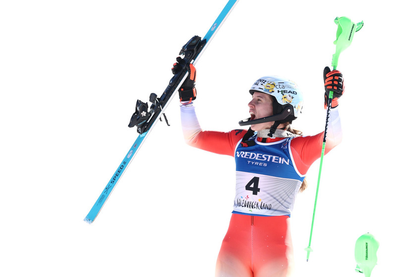 Camille Rast est championne du monde de slalom ! (Photo : EPA/ANNA SZILAGYI)