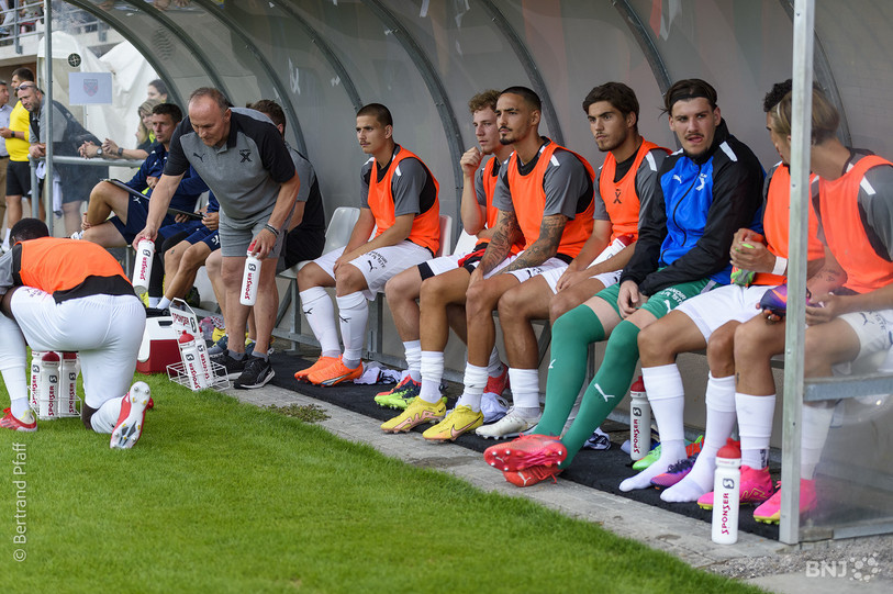Angelo Campos (quatrième depuis la droite) a longtemps alterné entre le terrain et le banc lors des matches de Neuchâtel Xamax. (photo d'archives : Bertrand Pfaff)