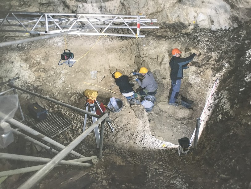 Les paléontologues de la section archéologie de l’Office du patrimoine et de l’archéologie de Neuchâtel en plein travail dans la grotte de Cotencher 