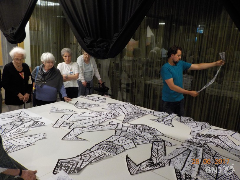 Les pièces dessinées par les participants sont reconstituées pour former une tête d'éléphant.