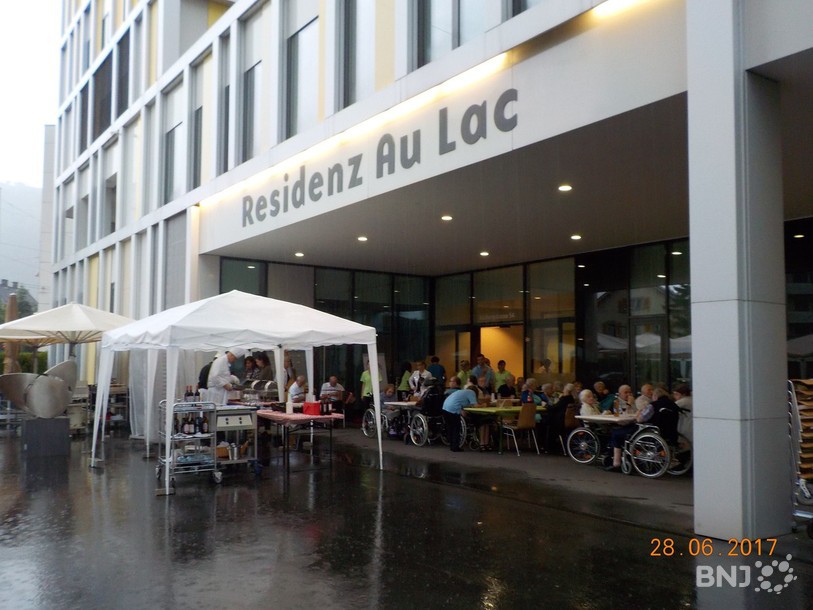 La pluie n'a pas empêché les résidents et les jeunes de partager leur grillade.