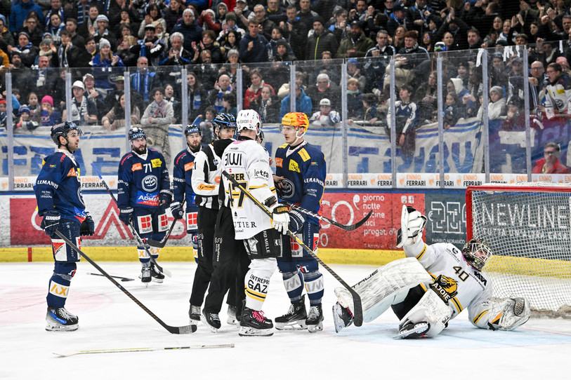 La scène litigieuse de la 31e minute de jeu - avec un contact entre un Léventin et le gardien du HC Ajoie Damiano Ciaccio - a été revue à la vidéo avant que les arbitres ne confirment le deuxième but d'Ambri (photo : KEYSTONE/Ti-Press/Andrea Branca).
