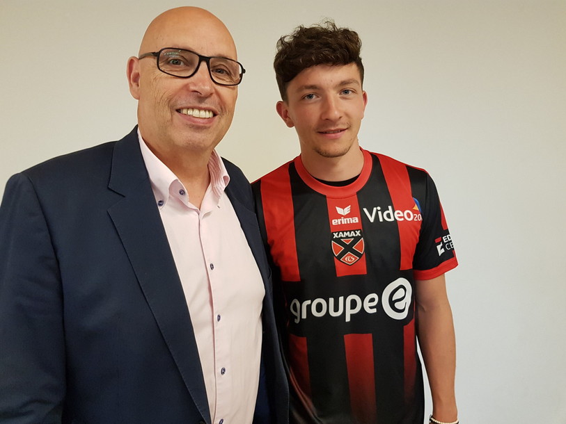Linus Obexer, nouveau défenseur de Neuchâtel Xamax FCS, au côté du président Christian Binggeli. (photo : Xamax)