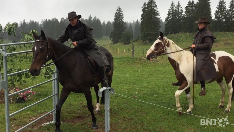 Des portails permettent aux cavaliers de rester sur leurs chevaux pour poursuivre leur route.