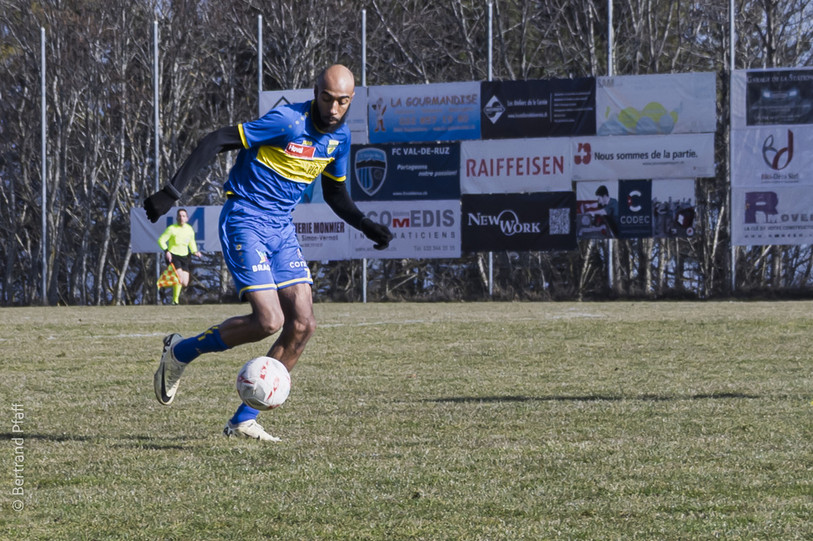 Mohamed Bentahar a inscrit un doublé de la tête dimanche pour le FC Coffrane. (Photo : Bertrand Pfaff)