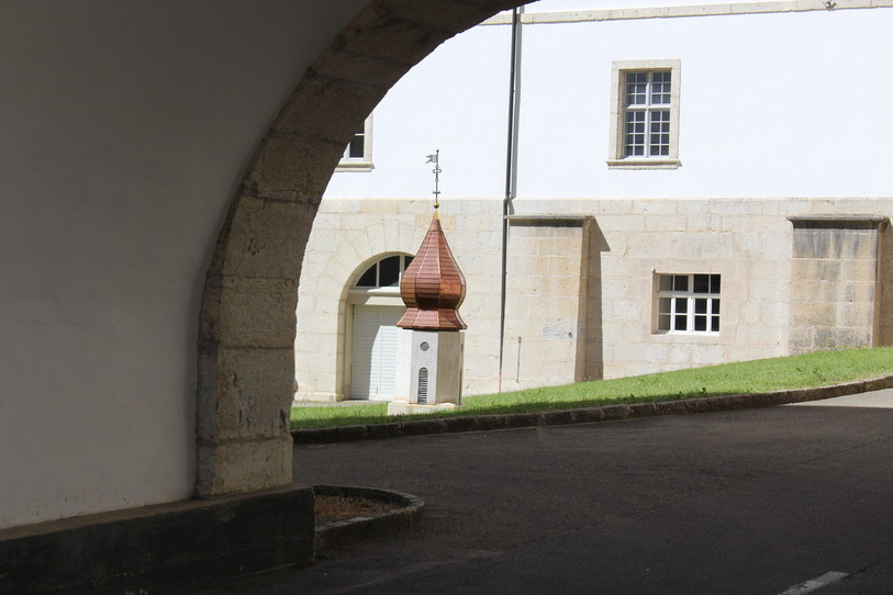 La maquette située à l'extérieur mesure près de trois mètres de haut. Photo LDD