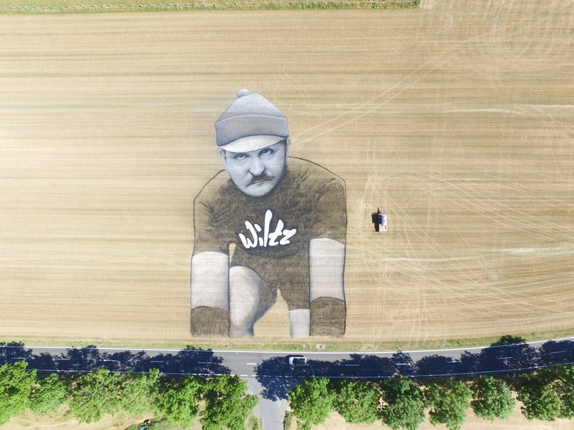 La fresque de Saype réalisée à l'occasion du passage du Tour de France 2017 à Wiltz