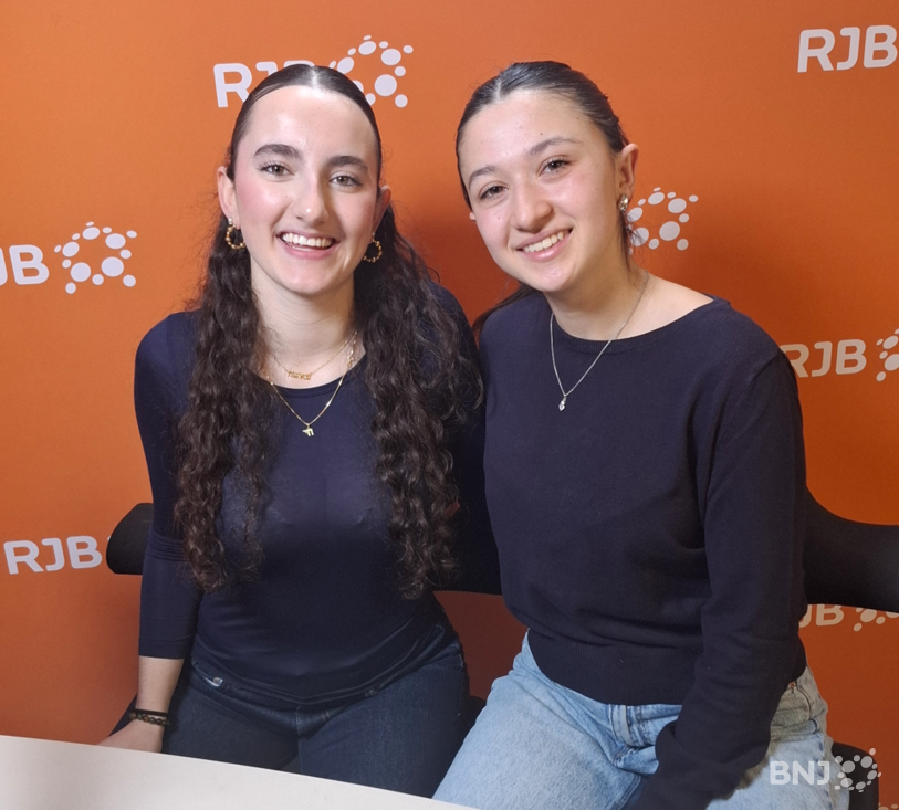 Une attaque, une parade, une touche. En escrime, tout peut se jouer en une fraction de seconde. Dans La Matinale, on décrypte ce sport de combat en compagnie de Masha Epelbaum et Giulia D’Egidio, deux jeunes athlètes biennoises.