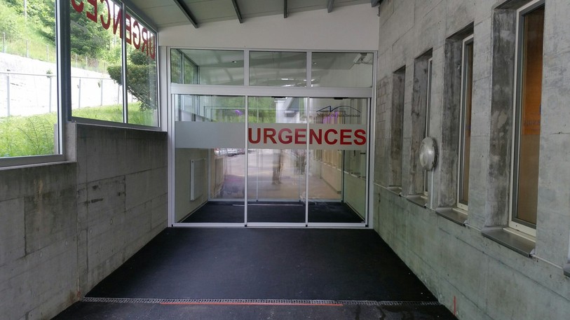 L'entrée des urgences se trouvent à gauche de l'entrée principale de l'hôpital