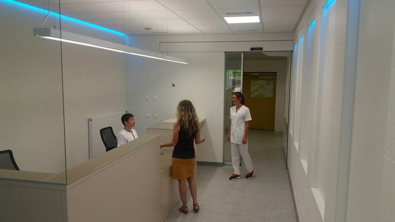 Le service des urgences possède sa propre réception pour accueillir les patients