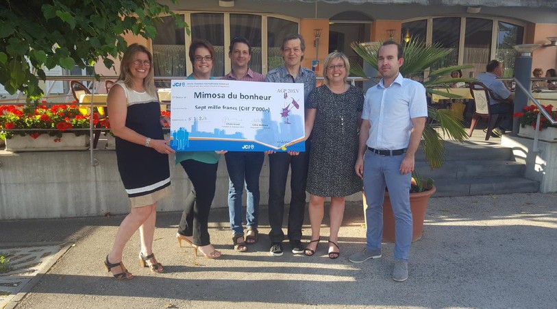 Les membres de la JCI Delémont et de l’antenne jurassienne du mimosa du bonheur réunis pour la remise du chèque