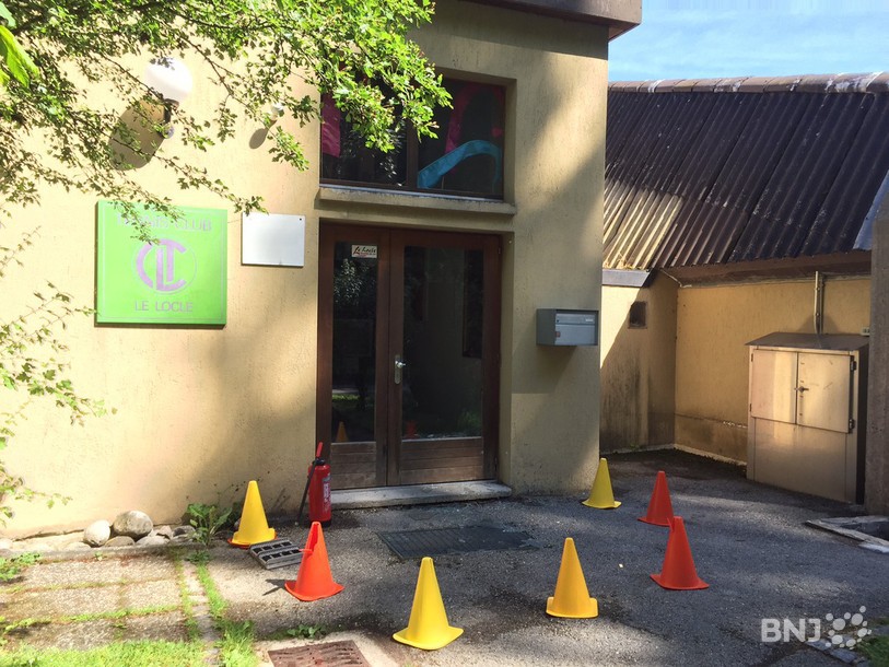 Au tennis, la porte vitrée a été réduite en miettes.