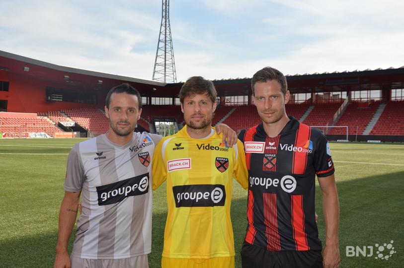Raphaël Nuzzolo, Laurent Walthert et Charles Doudin avec les maillots de la saison 2017/2018.