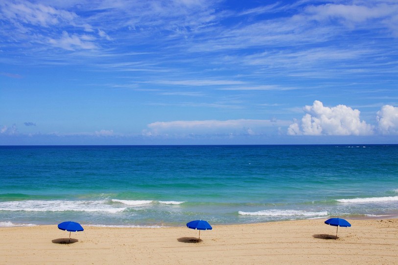 trois parasols sur une plage