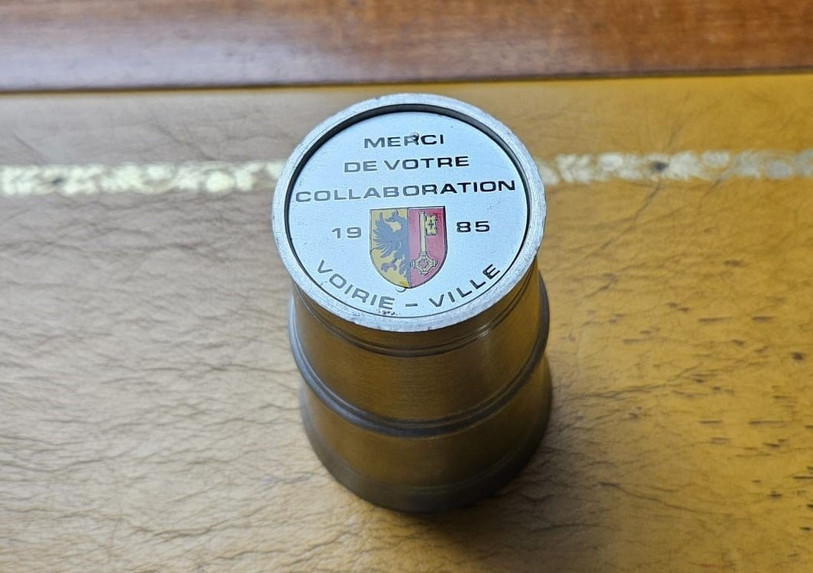 Le verre en étain que conservent précieusement François Siegenthaler et Serge Dubois, 40 ans après être allé désencombrer les rues enneigées de Genève (photo : Serge Dubois).