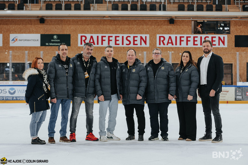 Le comité de la HCA Academy et le COO du HC Ajoie Kimmo Bellmann, autour de Tristan Vauclair et du président Alain Theilkaes. (Photo : HC Ajoie / Colin Girard)