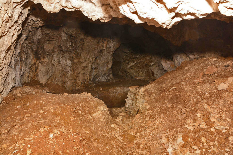 Un mètre cube de terre a été retourné dans la grotte. Image: Police neuchâteloise.