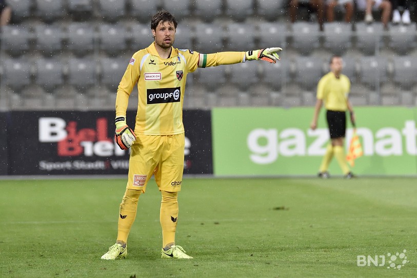 Le gardien de Neuchâtel Xamax FCS, Laurent Walthert, a repoussé un penalty durant le match mais a dû s'avouer vaincu lors des dernières seconde de jeu. (photo : archives)